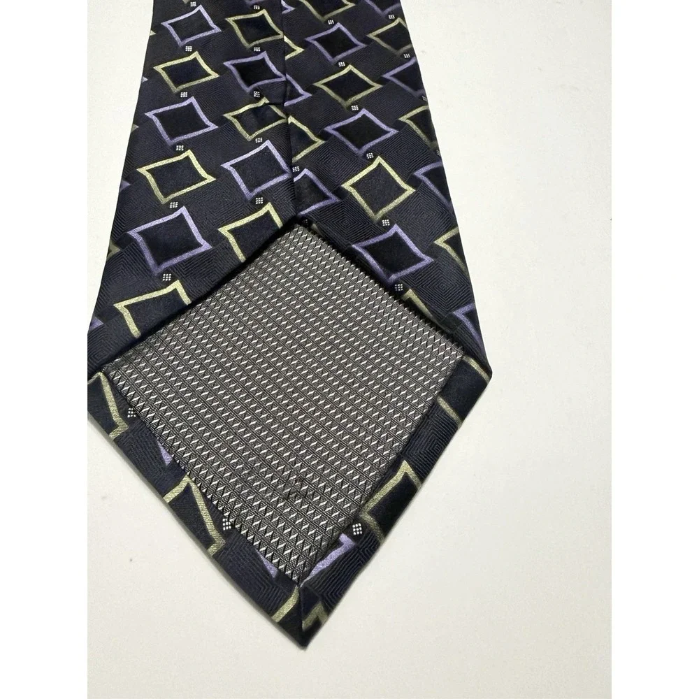 Covington necktie features